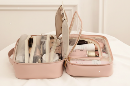 Trousse maquillage rigide rose poudré  une ouverte su une couverture blanche 