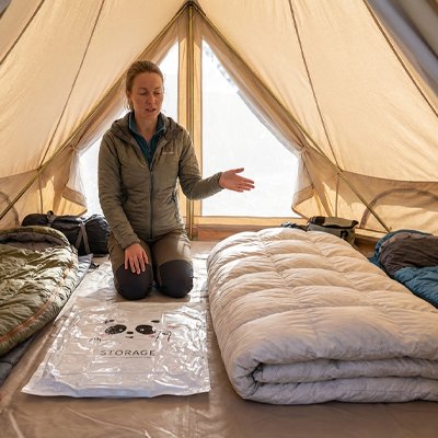 Une femme explique que sa couette qu'elle va utilisé pour le weekend était rangée dans le Sac sous vide grandeur moyen