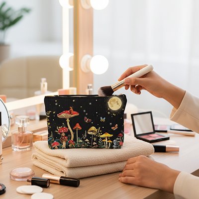 une femme présente de la magnifique trousse maquillage au design magique sur belle maquilleuse en bois