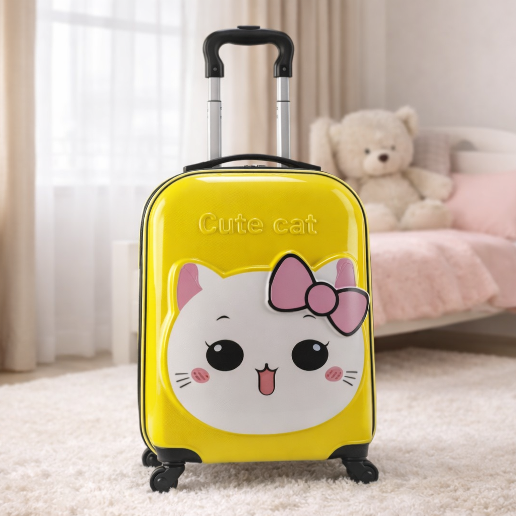 Valise enfant fille jaune avec petit chat dans chambre de fillette, lit, toutou et tapis rose bien éclairée.
