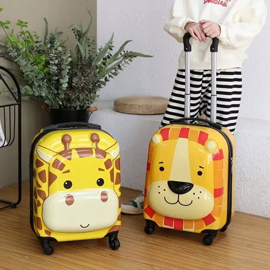 Valise enfant Girafe et lion dans salon près pour une nouvel aventure bien organisé