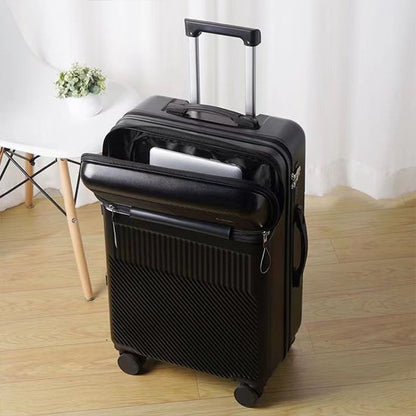 Valise rigide 24 pouces noire dans un salon, compartiment frontal ouvert avec PC