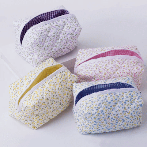vidéo trousse maquillage fleurie matelassée posée au sol décor zen bois clair mur beige lumière douce quatre modèles