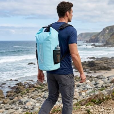 Voyageur à la mer avec Sac à dos étanche bleu