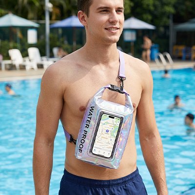 Voyageur à la piscine avec SAC ETANCHE gris 
