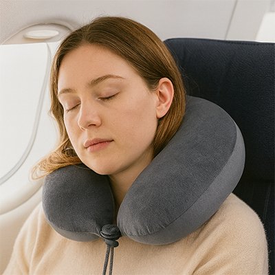 Voyageuse en avion avec APPUI TETE VOYAGE AIRFLEX