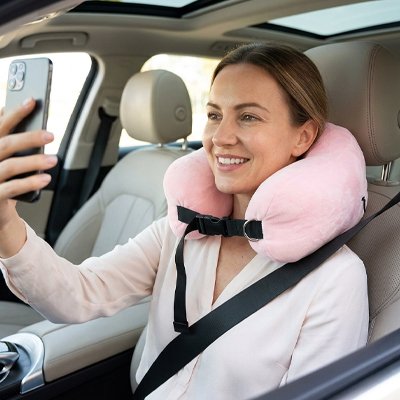 Voyageuse fait une photo avec Coussin Voyage Femme Gain de Place
