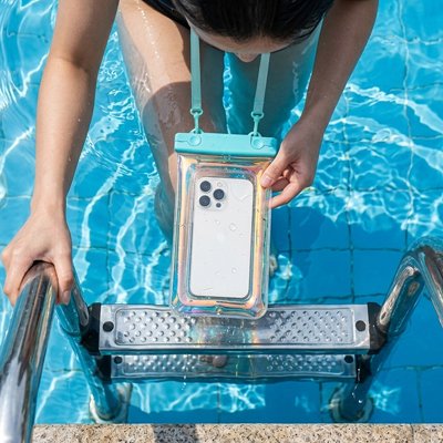 voyageusesortant dans la piscine avec pochette étanche téléphone bleu